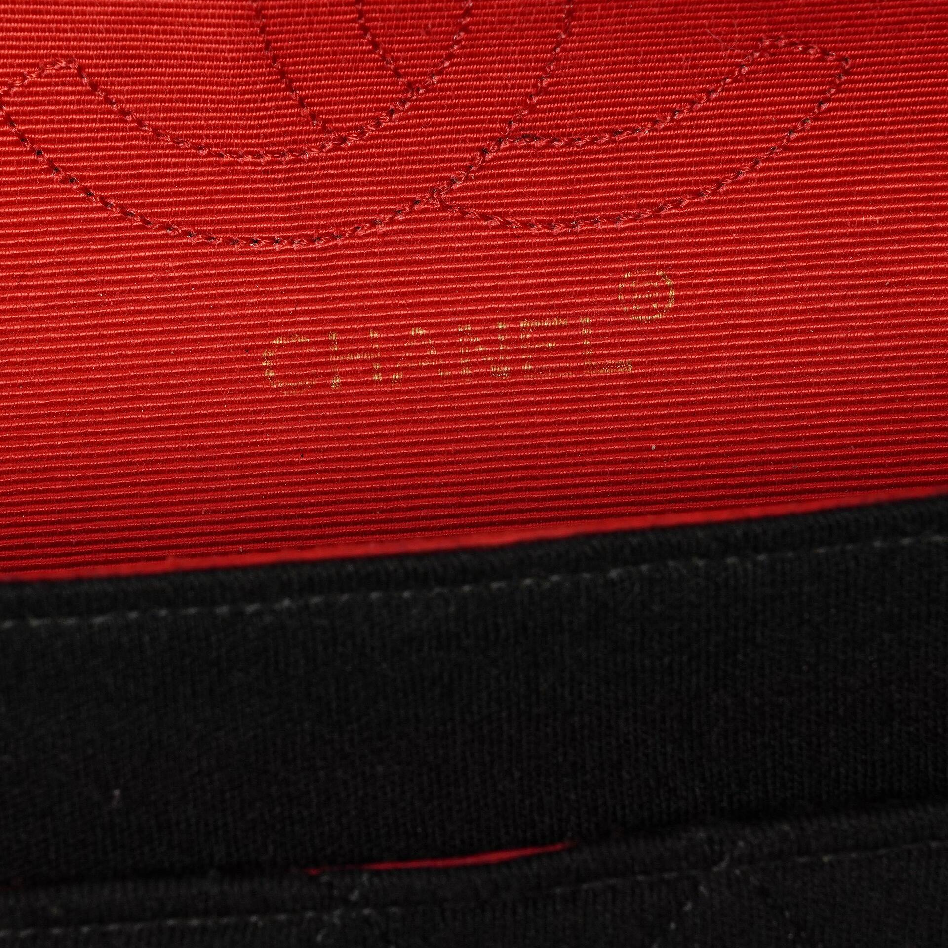 Chanel Mittelgroße Klassische Double Flap Tasche aus schwarzem gestepptem Jersey mit 24K vergoldeter Hardware