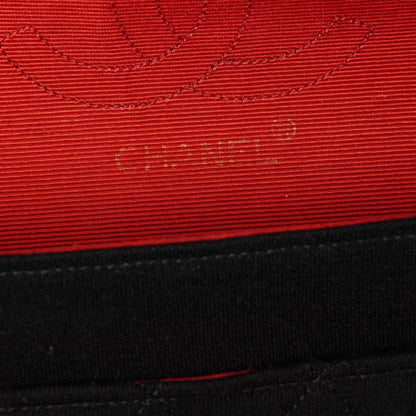 Chanel Mittelgroße Klassische Double Flap Tasche aus schwarzem gestepptem Jersey mit 24K vergoldeter Hardware