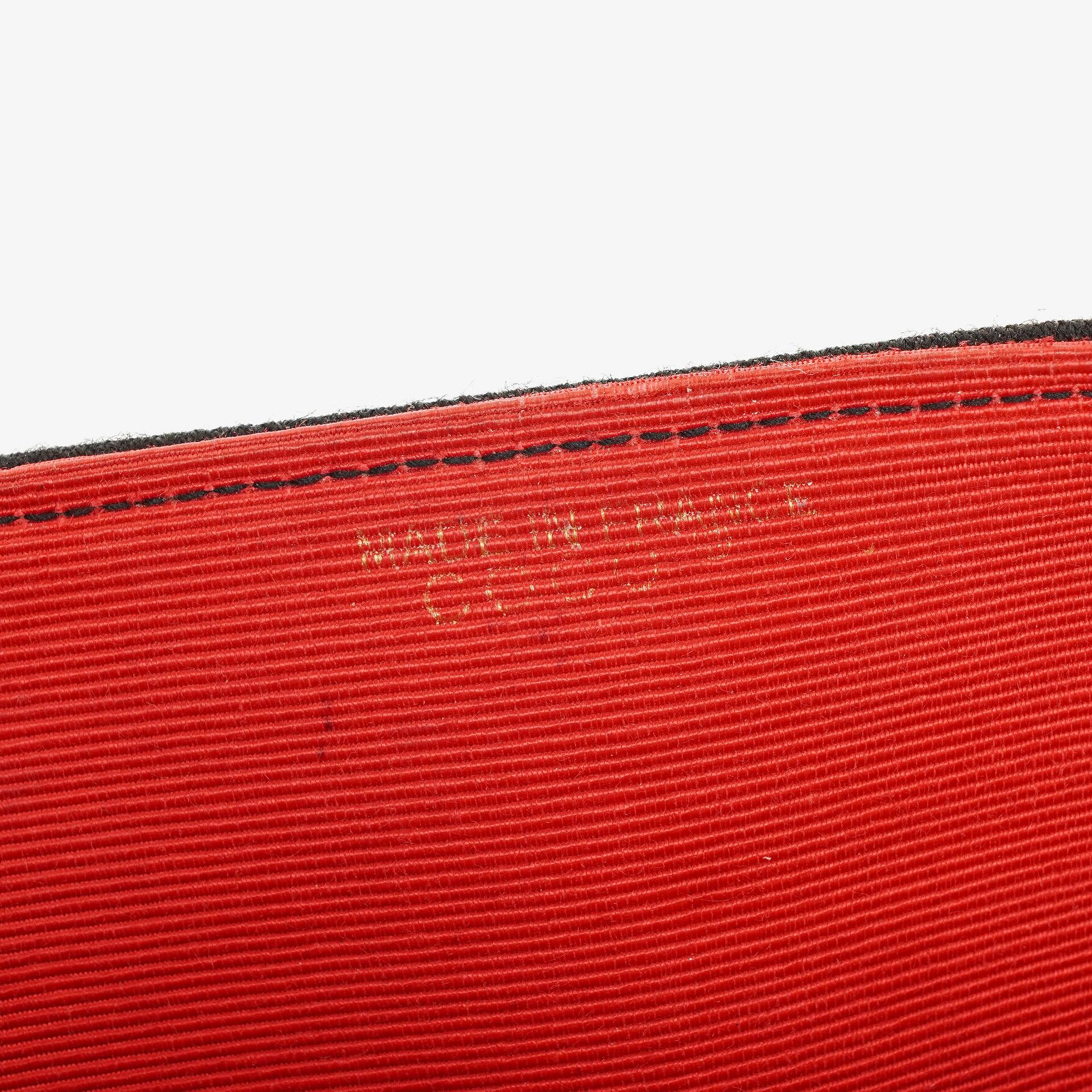 Chanel Mittelgroße Klassische Double Flap Tasche aus schwarzem gestepptem Jersey mit 24K vergoldeter Hardware