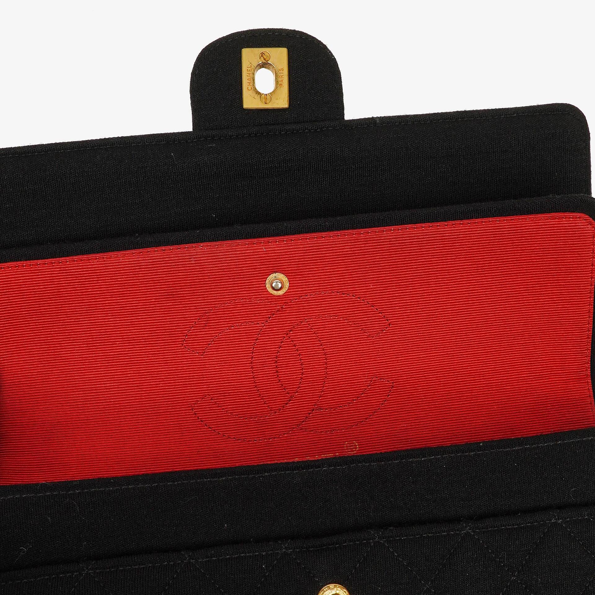 Chanel Mittelgroße Klassische Double Flap Tasche aus schwarzem gestepptem Jersey mit 24K vergoldeter Hardware