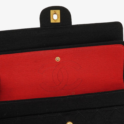 Chanel Mittelgroße Klassische Double Flap Tasche aus schwarzem gestepptem Jersey mit 24K vergoldeter Hardware