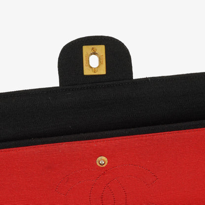 Chanel Mittelgroße Klassische Double Flap Tasche aus schwarzem gestepptem Jersey mit 24K vergoldeter Hardware