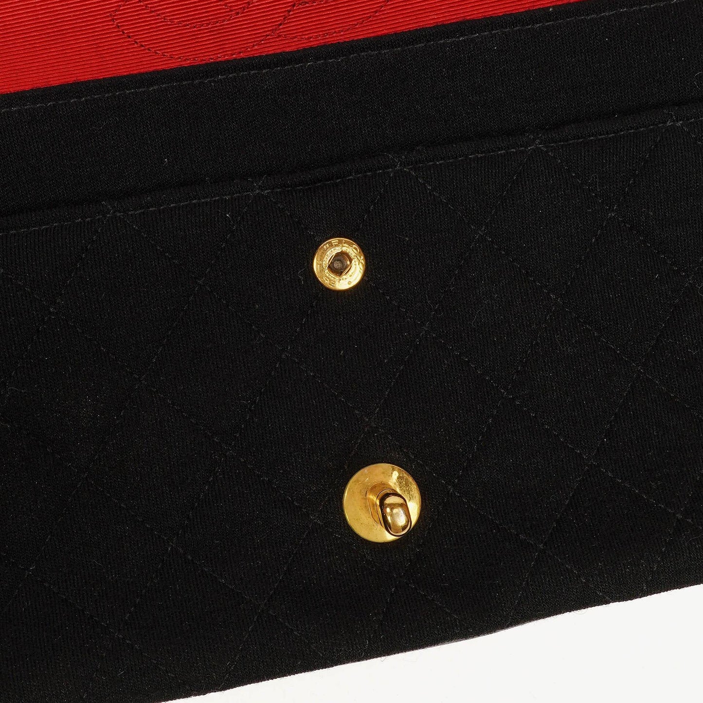 Chanel Mittelgroße Klassische Double Flap Tasche aus schwarzem gestepptem Jersey mit 24K vergoldeter Hardware