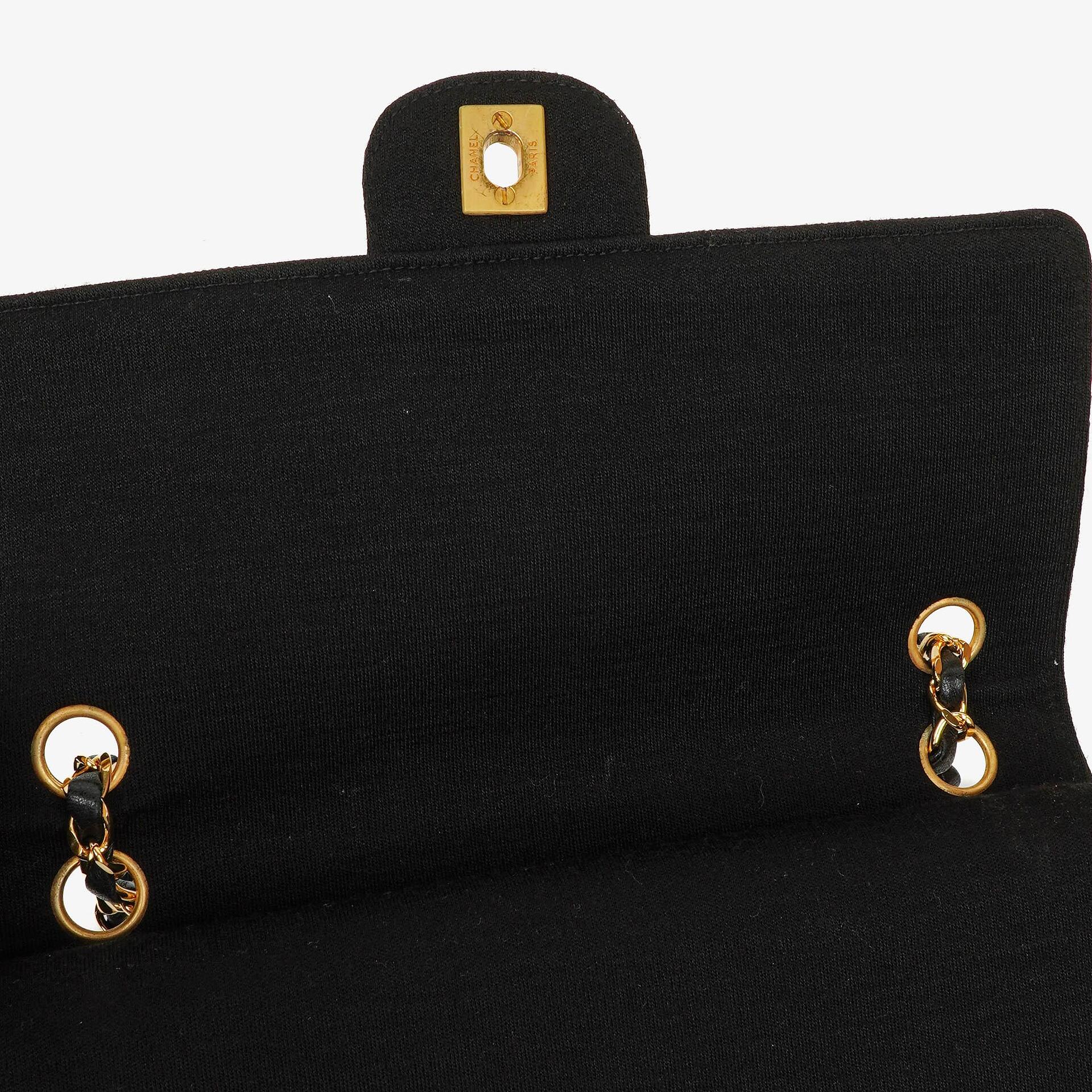Chanel Mittelgroße Klassische Double Flap Tasche aus schwarzem gestepptem Jersey mit 24K vergoldeter Hardware