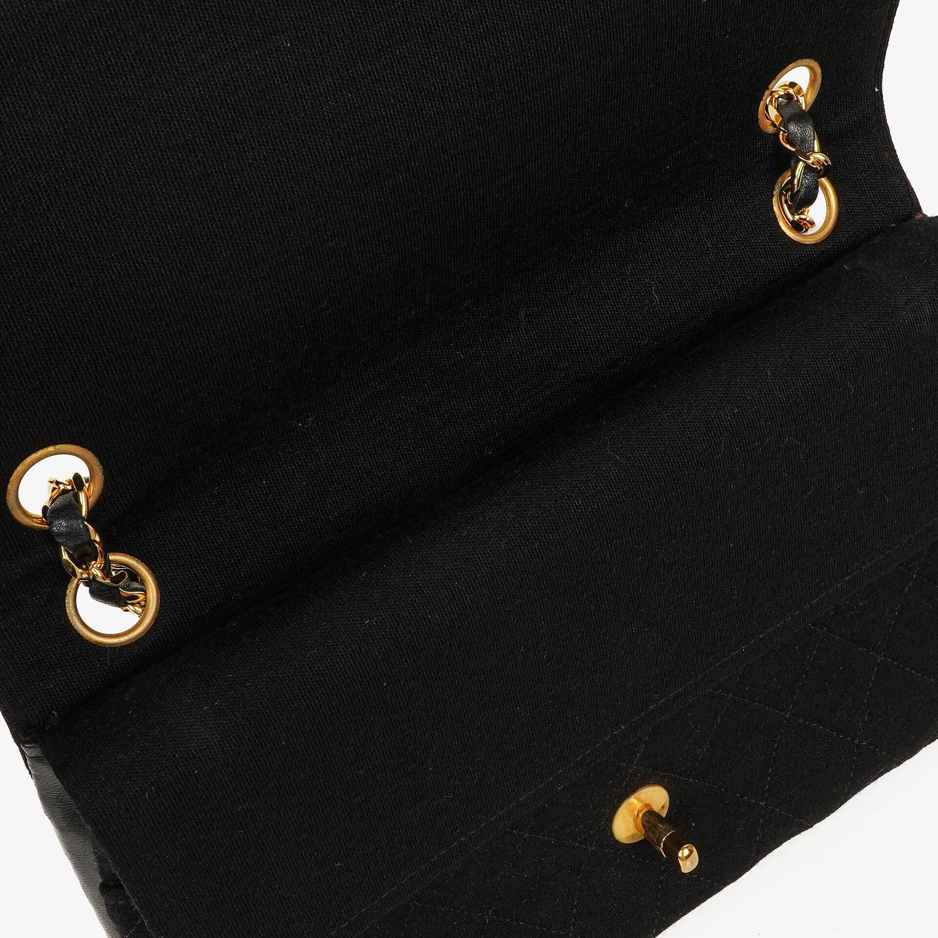 Chanel Mittelgroße Klassische Double Flap Tasche aus schwarzem gestepptem Jersey mit 24K vergoldeter Hardware