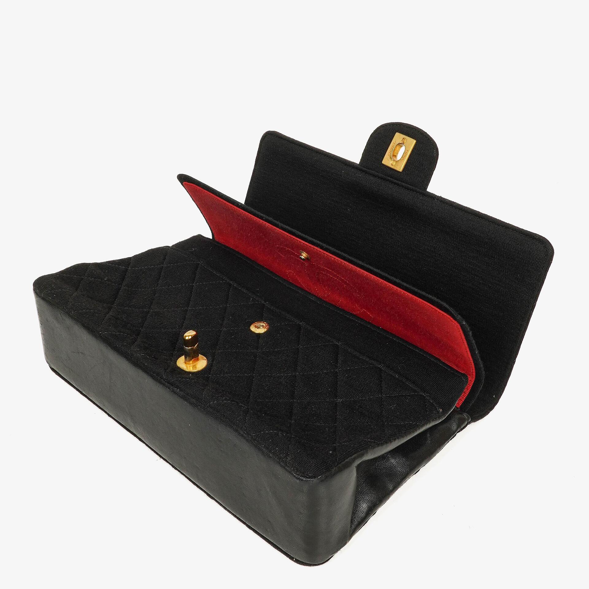Chanel Mittelgroße Klassische Double Flap Tasche aus schwarzem gestepptem Jersey mit 24K vergoldeter Hardware