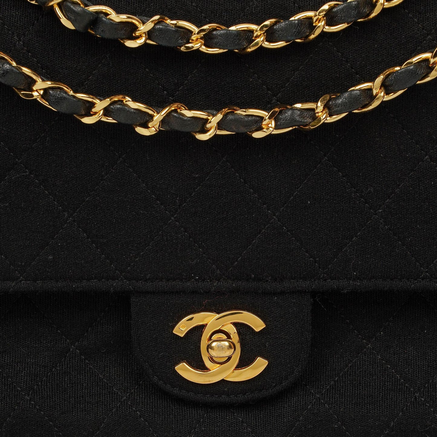 Chanel Mittelgroße Klassische Double Flap Tasche aus schwarzem gestepptem Jersey mit 24K vergoldeter Hardware