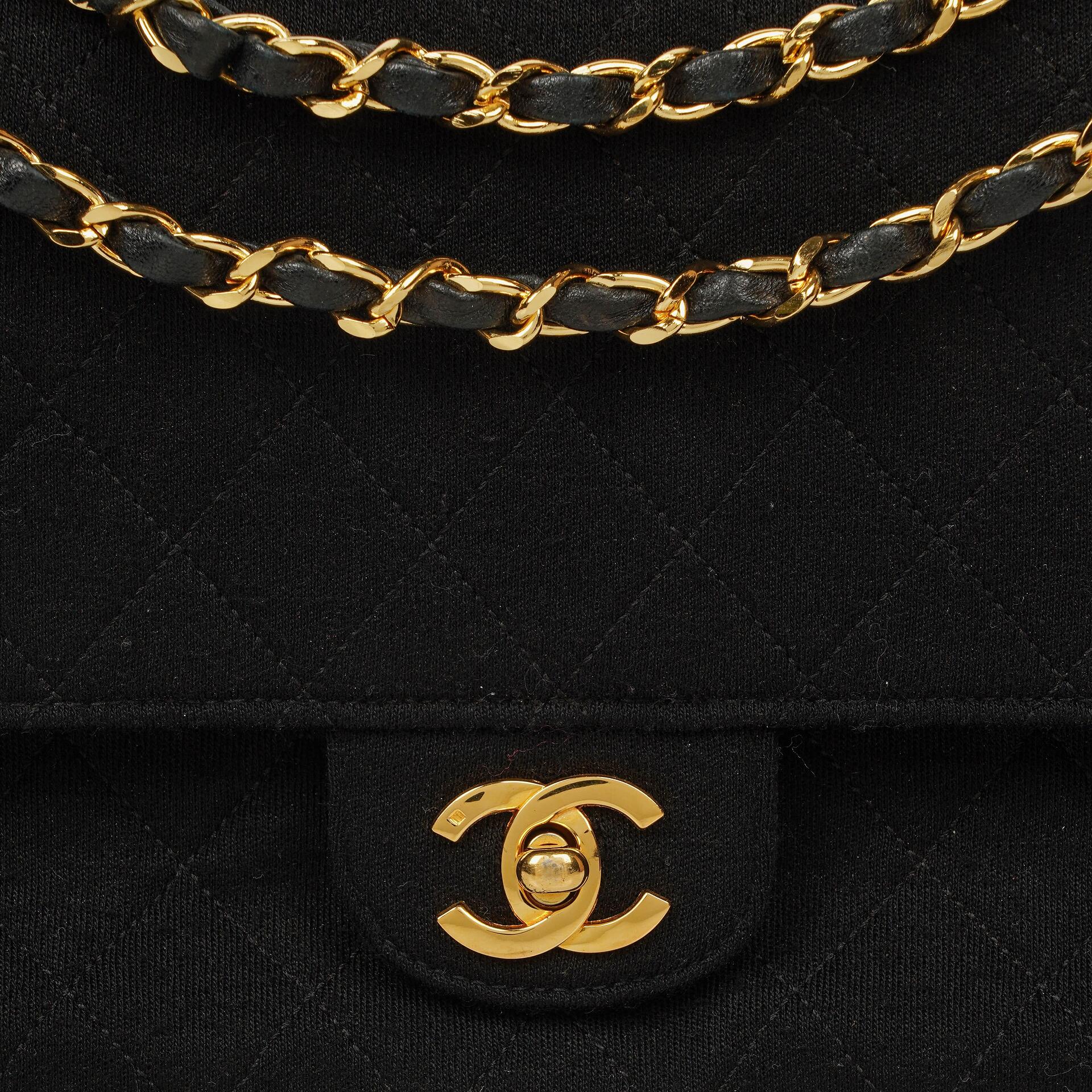 Chanel Mittelgroße Klassische Double Flap Tasche aus schwarzem gestepptem Jersey mit 24K vergoldeter Hardware