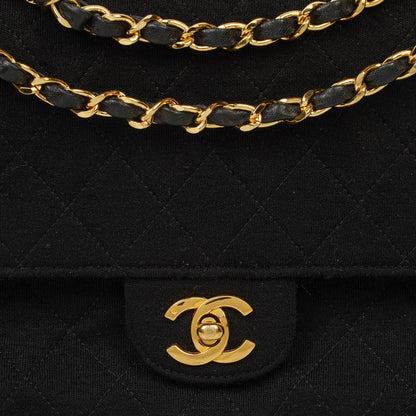 Chanel Mittelgroße Klassische Double Flap Tasche aus schwarzem gestepptem Jersey mit 24K vergoldeter Hardware