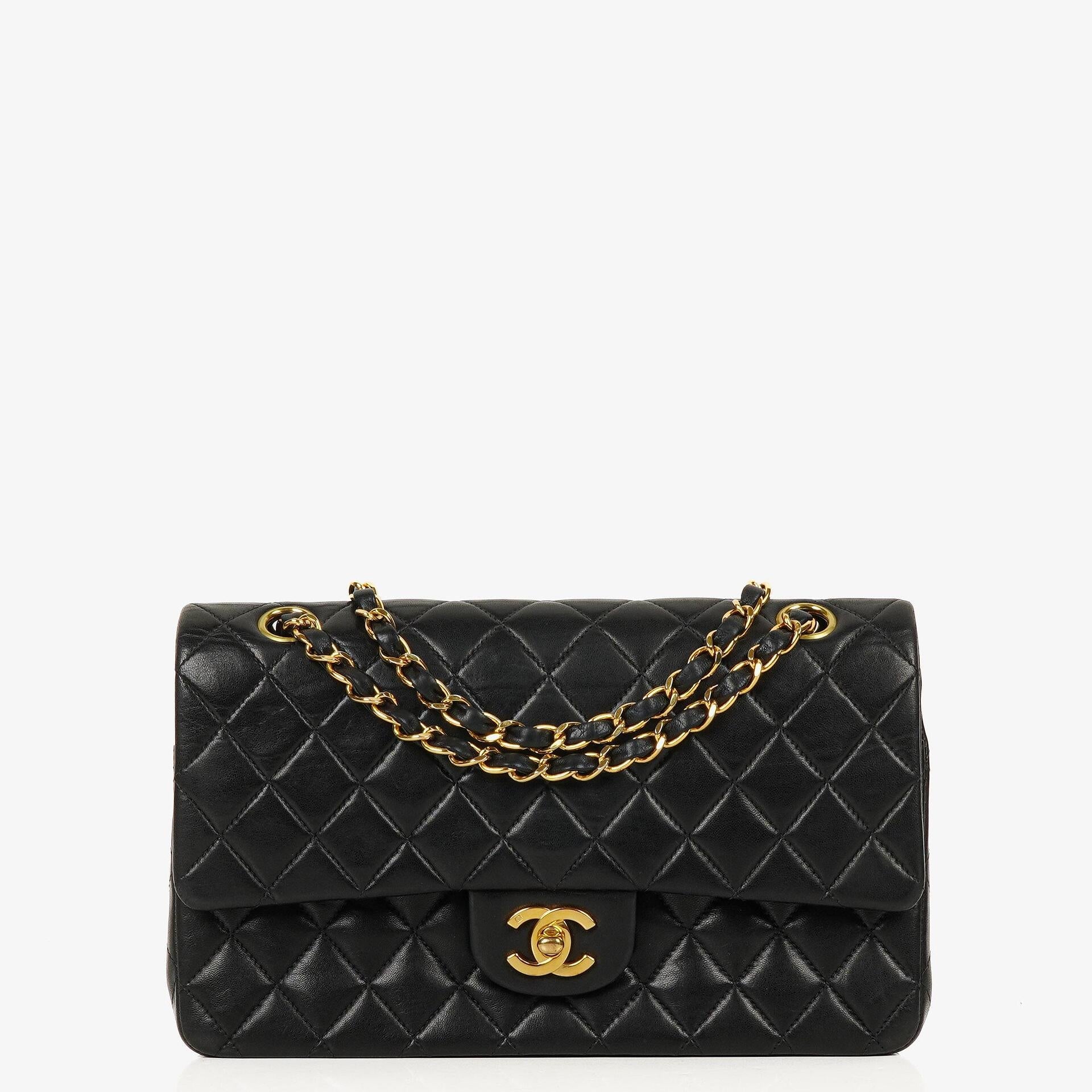 Chanel Mittelgroße Classic Double Flap Tasche aus gestepptem Lammleder in Schwarz mit 24K-vergoldeten Beschlägen