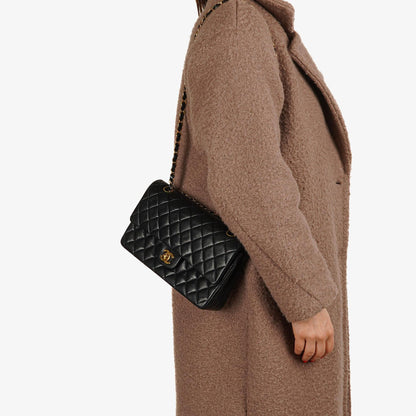 Chanel Mittelgroße Classic Double Flap Tasche aus gestepptem Lammleder in Schwarz mit 24K-vergoldeten Beschlägen