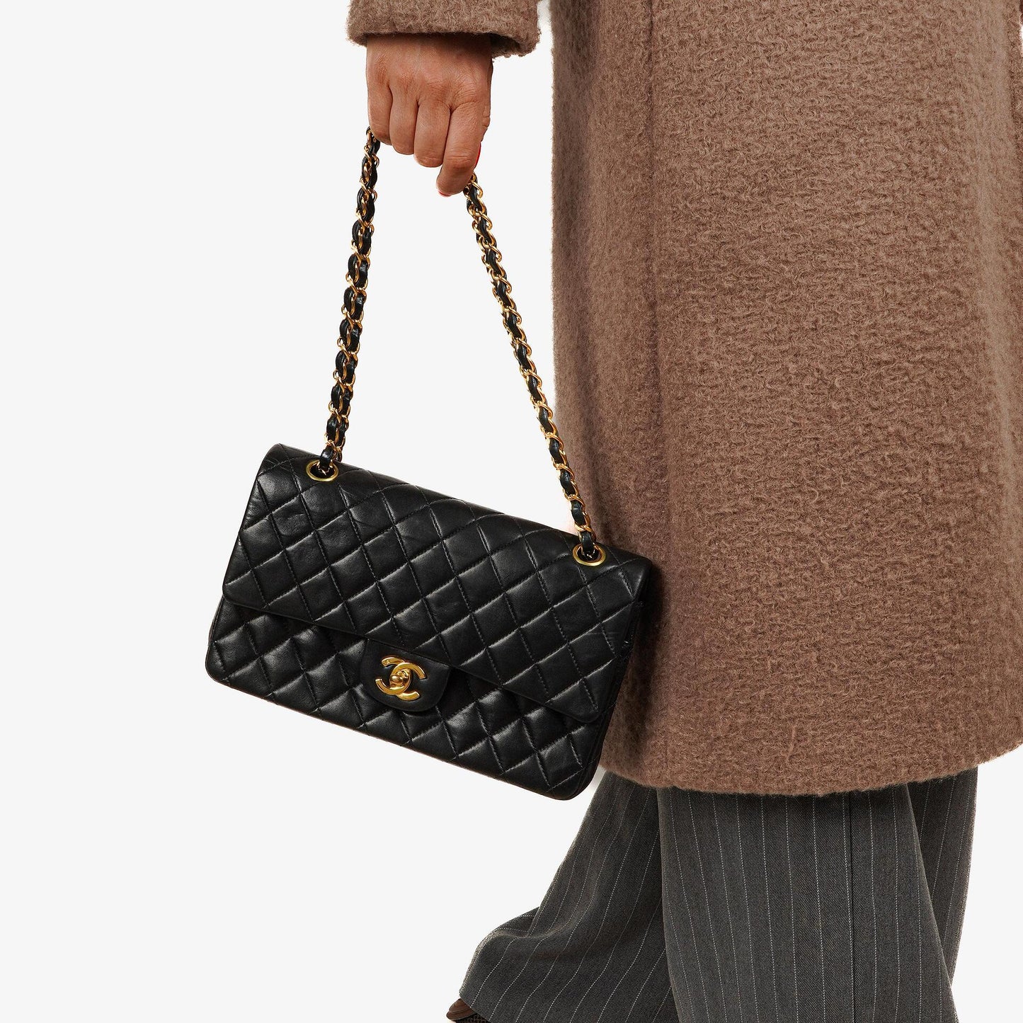 Chanel Mittelgroße Classic Double Flap Tasche aus gestepptem Lammleder in Schwarz mit 24K-vergoldeten Beschlägen