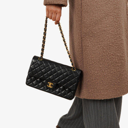 Chanel Mittelgroße Classic Double Flap Tasche aus gestepptem Lammleder in Schwarz mit 24K-vergoldeten Beschlägen