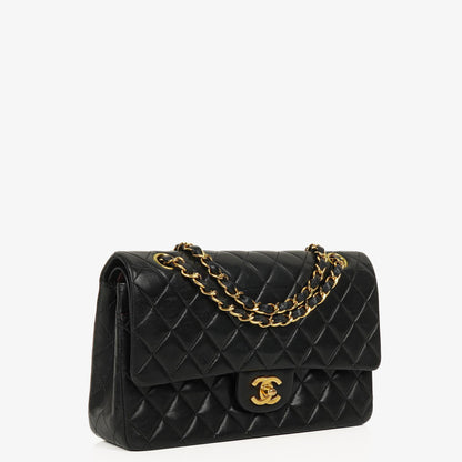 Chanel Mittelgroße Classic Double Flap Tasche aus gestepptem Lammleder in Schwarz mit 24K-vergoldeten Beschlägen