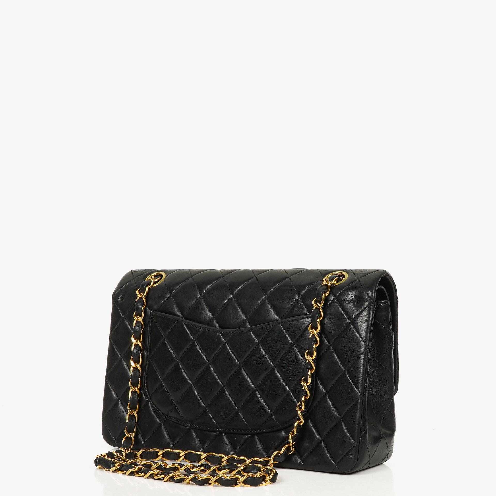 Chanel Mittelgroße Classic Double Flap Tasche aus gestepptem Lammleder in Schwarz mit 24K-vergoldeten Beschlägen