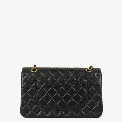Chanel Mittelgroße Classic Double Flap Tasche aus gestepptem Lammleder in Schwarz mit 24K-vergoldeten Beschlägen