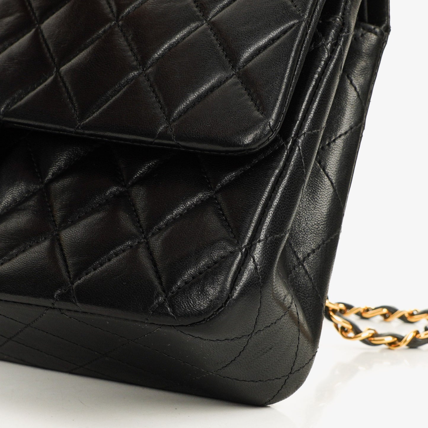 Chanel Mittelgroße Classic Double Flap Tasche aus gestepptem Lammleder in Schwarz mit 24K-vergoldeten Beschlägen