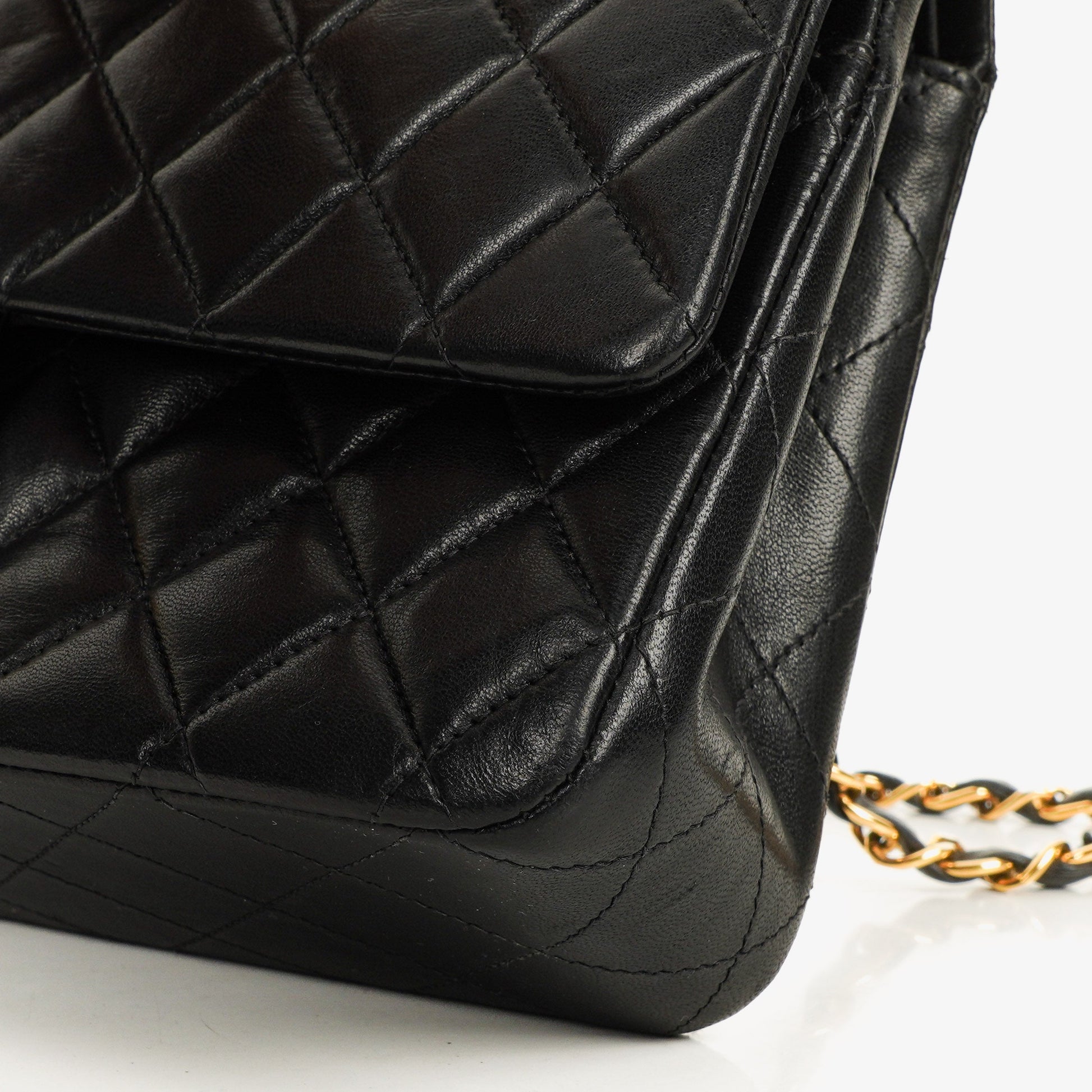 Chanel Mittelgroße Classic Double Flap Tasche aus gestepptem Lammleder in Schwarz mit 24K-vergoldeten Beschlägen