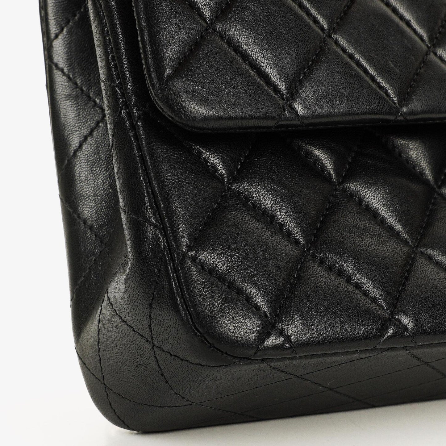 Chanel Mittelgroße Classic Double Flap Tasche aus gestepptem Lammleder in Schwarz mit 24K-vergoldeten Beschlägen
