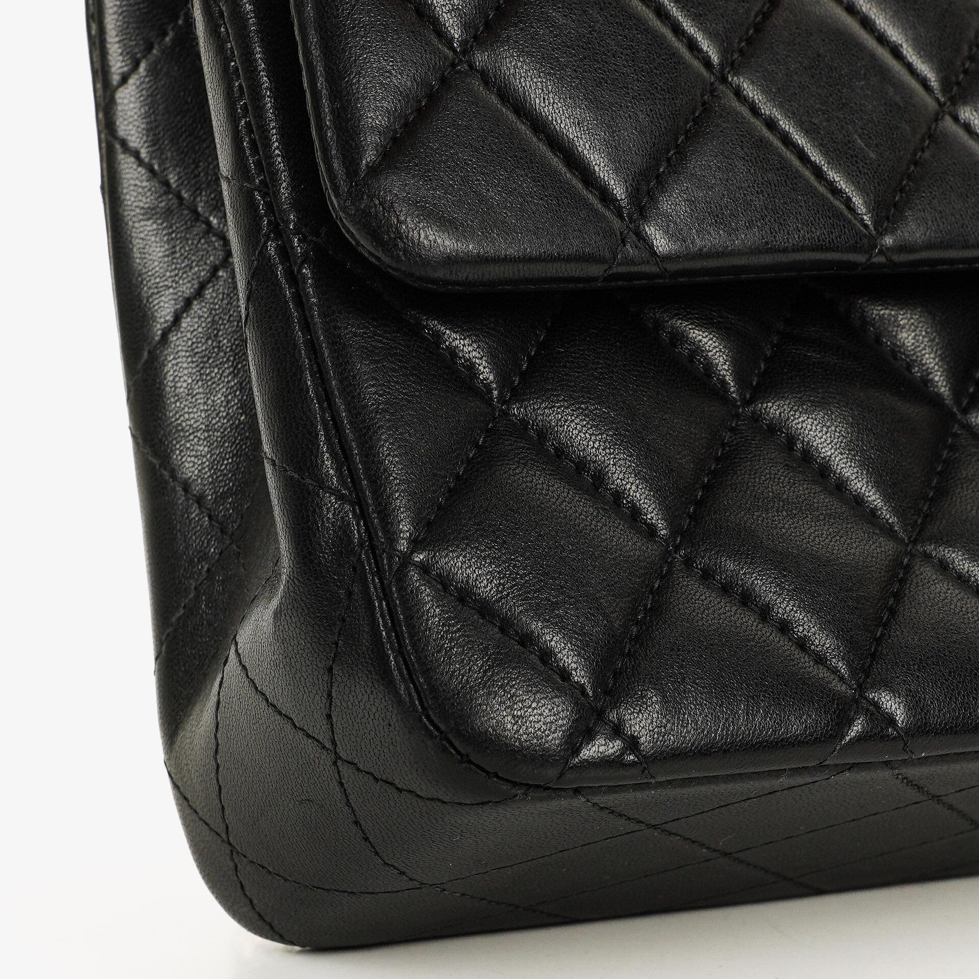 Chanel Mittelgroße Classic Double Flap Tasche aus gestepptem Lammleder in Schwarz mit 24K-vergoldeten Beschlägen