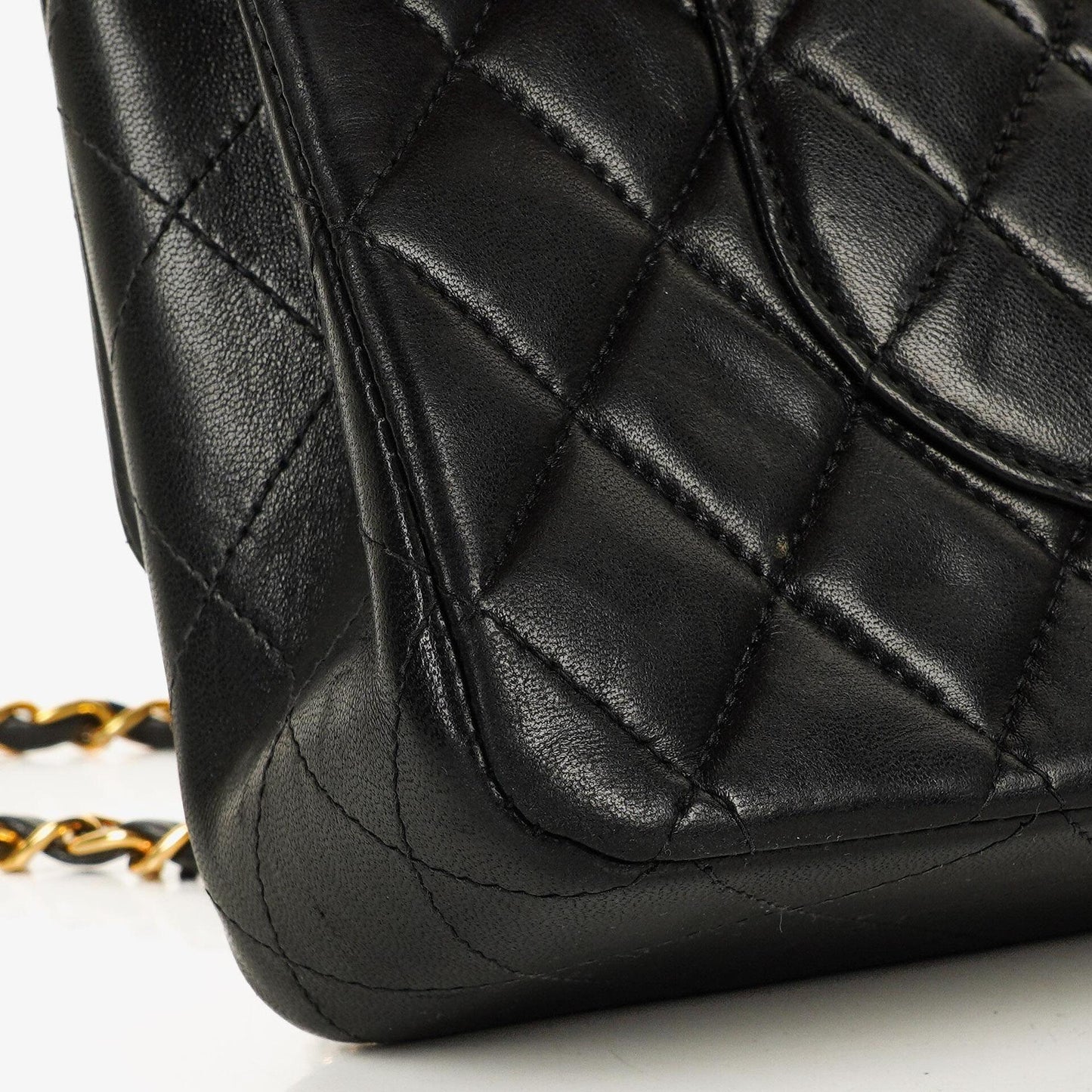 Chanel Mittelgroße Classic Double Flap Tasche aus gestepptem Lammleder in Schwarz mit 24K-vergoldeten Beschlägen