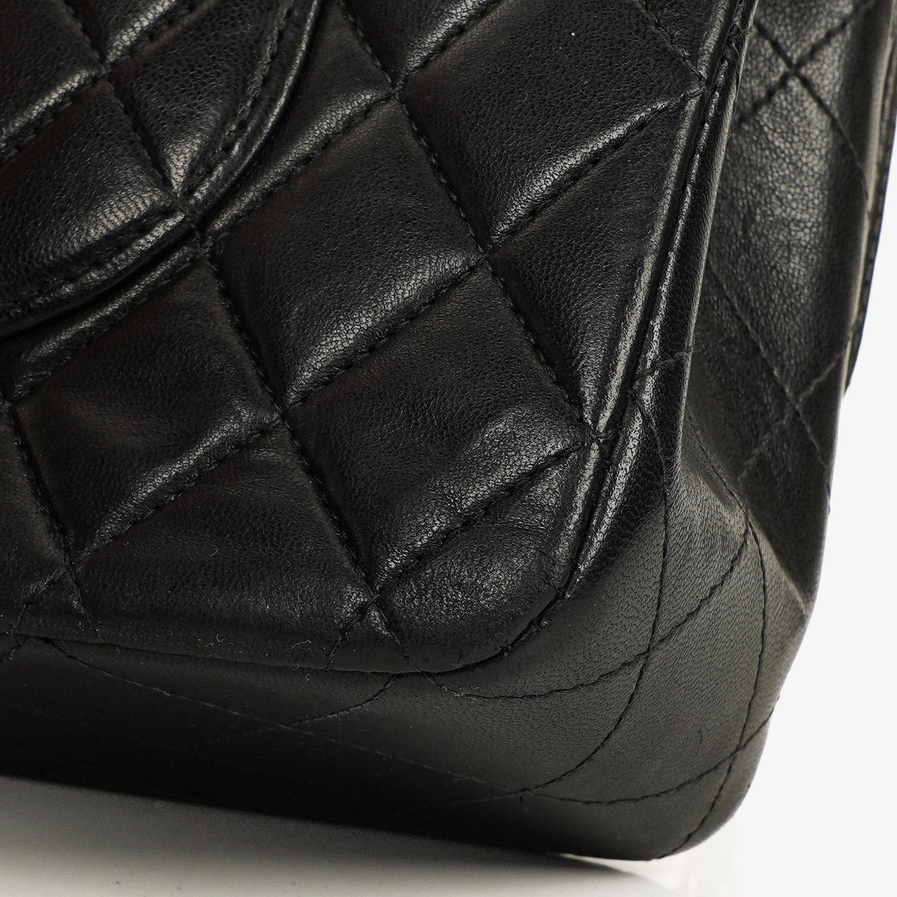 Chanel Mittelgroße Classic Double Flap Tasche aus gestepptem Lammleder in Schwarz mit 24K-vergoldeten Beschlägen