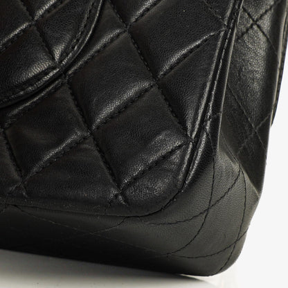 Chanel Mittelgroße Classic Double Flap Tasche aus gestepptem Lammleder in Schwarz mit 24K-vergoldeten Beschlägen