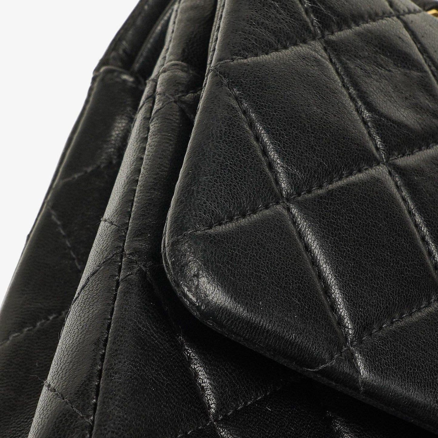 Chanel Mittelgroße Classic Double Flap Tasche aus gestepptem Lammleder in Schwarz mit 24K-vergoldeten Beschlägen