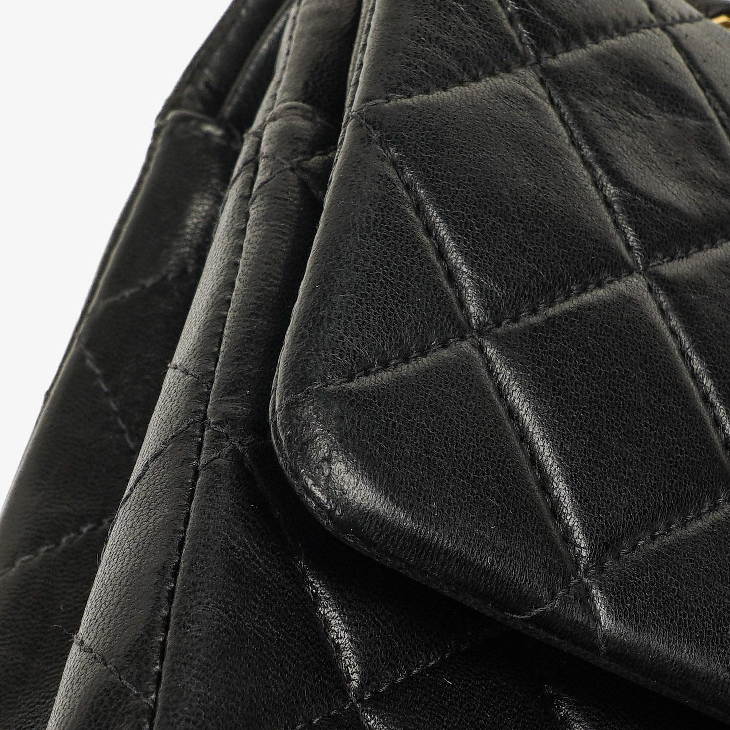 Chanel Mittelgroße Classic Double Flap Tasche aus gestepptem Lammleder in Schwarz mit 24K-vergoldeten Beschlägen
