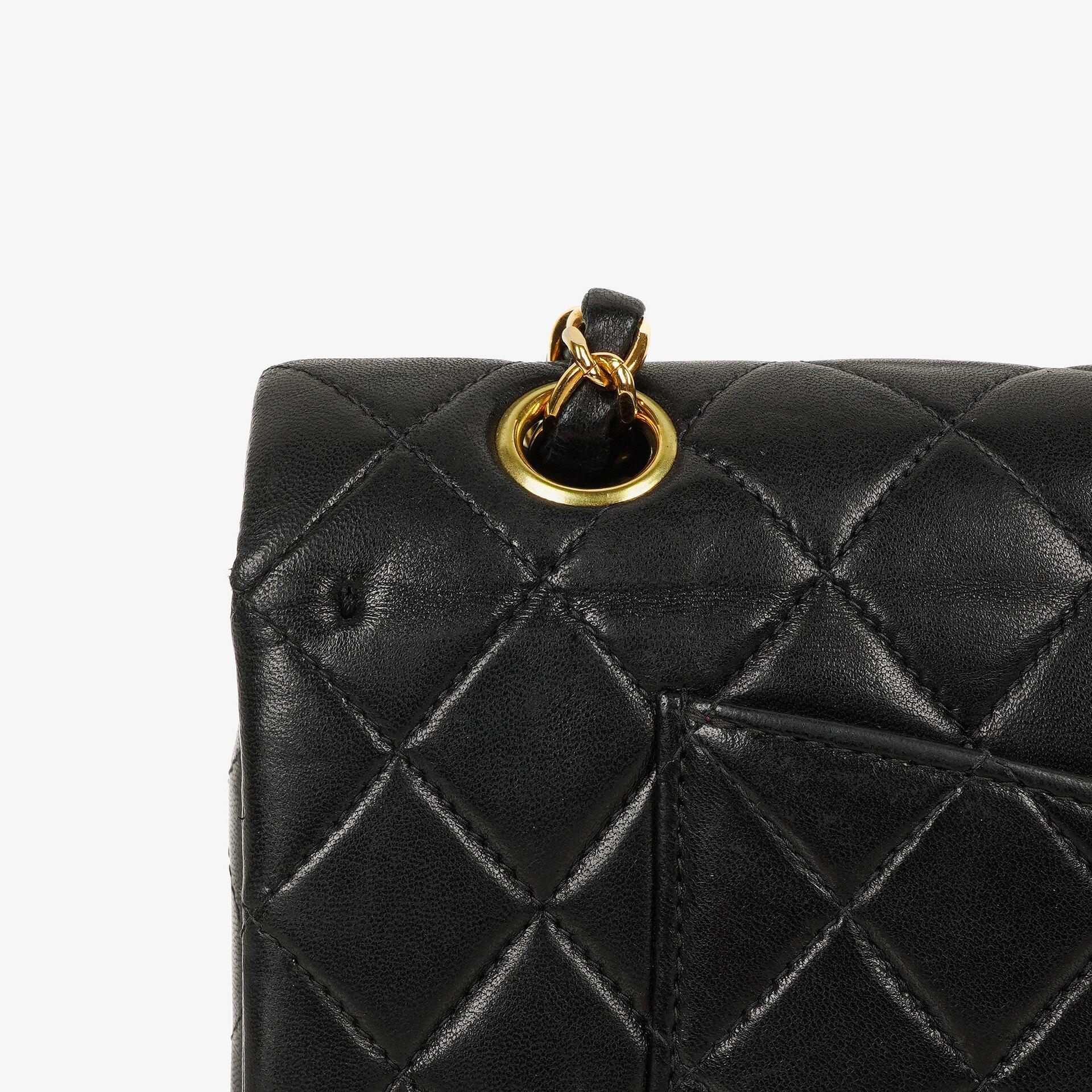 Chanel Mittelgroße Classic Double Flap Tasche aus gestepptem Lammleder in Schwarz mit 24K-vergoldeten Beschlägen