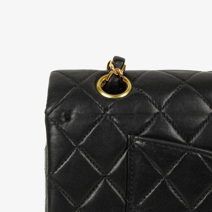 Chanel Mittelgroße Classic Double Flap Tasche aus gestepptem Lammleder in Schwarz mit 24K-vergoldeten Beschlägen