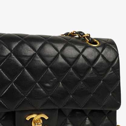Chanel Mittelgroße Classic Double Flap Tasche aus gestepptem Lammleder in Schwarz mit 24K-vergoldeten Beschlägen
