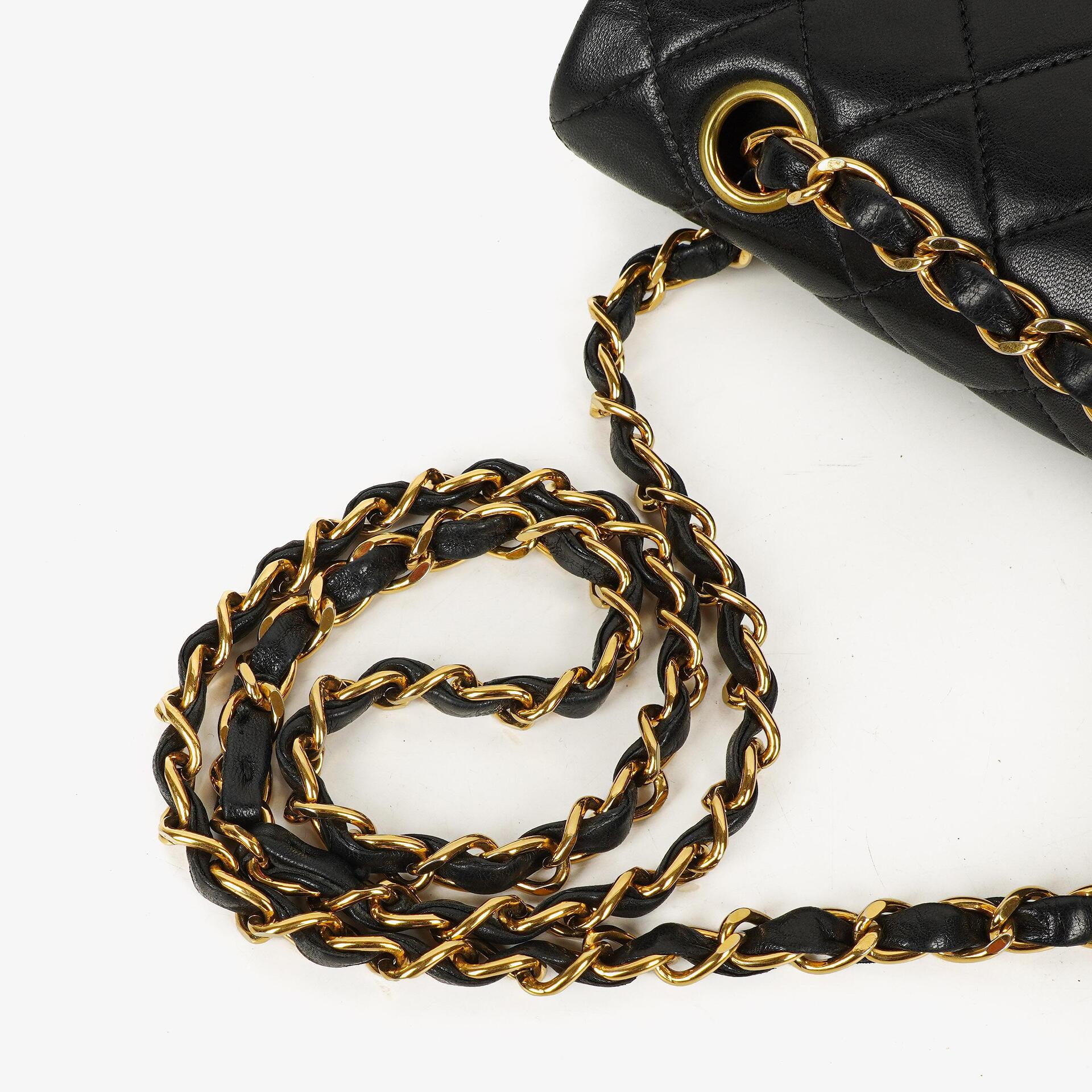 Chanel Mittelgroße Classic Double Flap Tasche aus gestepptem Lammleder in Schwarz mit 24K-vergoldeten Beschlägen
