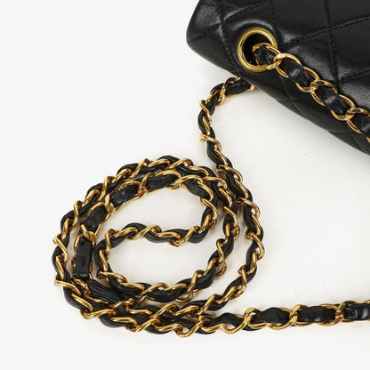 Chanel Mittelgroße Classic Double Flap Tasche aus gestepptem Lammleder in Schwarz mit 24K-vergoldeten Beschlägen