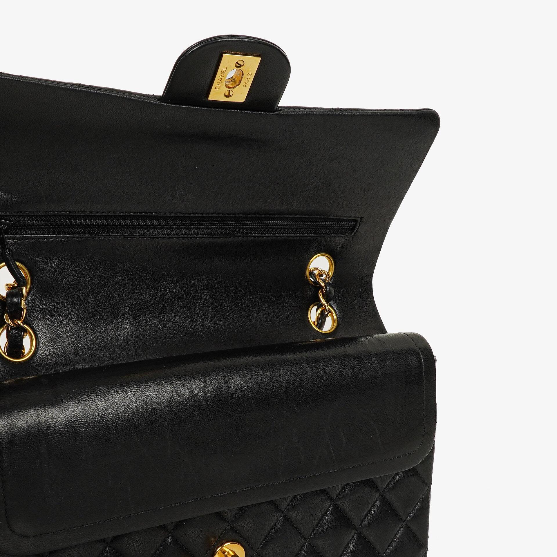 Chanel Mittelgroße Classic Double Flap Tasche aus gestepptem Lammleder in Schwarz mit 24K-vergoldeten Beschlägen