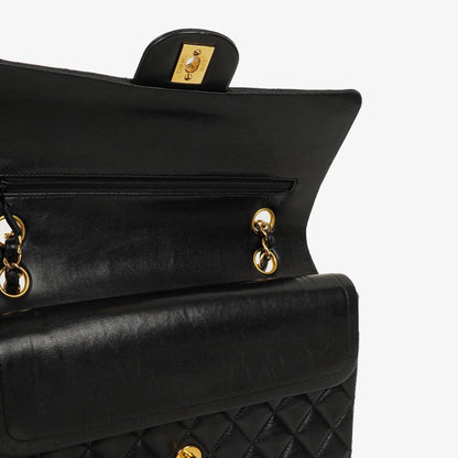 Chanel Mittelgroße Classic Double Flap Tasche aus gestepptem Lammleder in Schwarz mit 24K-vergoldeten Beschlägen