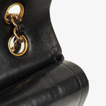 Chanel Mittelgroße Classic Double Flap Tasche aus gestepptem Lammleder in Schwarz mit 24K-vergoldeten Beschlägen