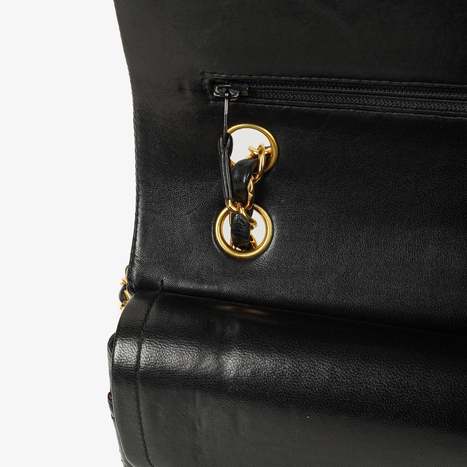Chanel Mittelgroße Classic Double Flap Tasche aus gestepptem Lammleder in Schwarz mit 24K-vergoldeten Beschlägen