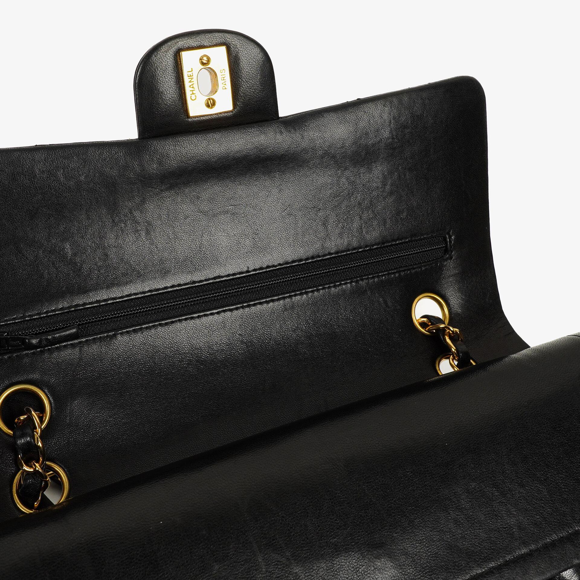 Chanel Mittelgroße Classic Double Flap Tasche aus gestepptem Lammleder in Schwarz mit 24K-vergoldeten Beschlägen