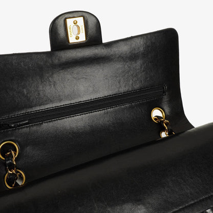 Chanel Mittelgroße Classic Double Flap Tasche aus gestepptem Lammleder in Schwarz mit 24K-vergoldeten Beschlägen