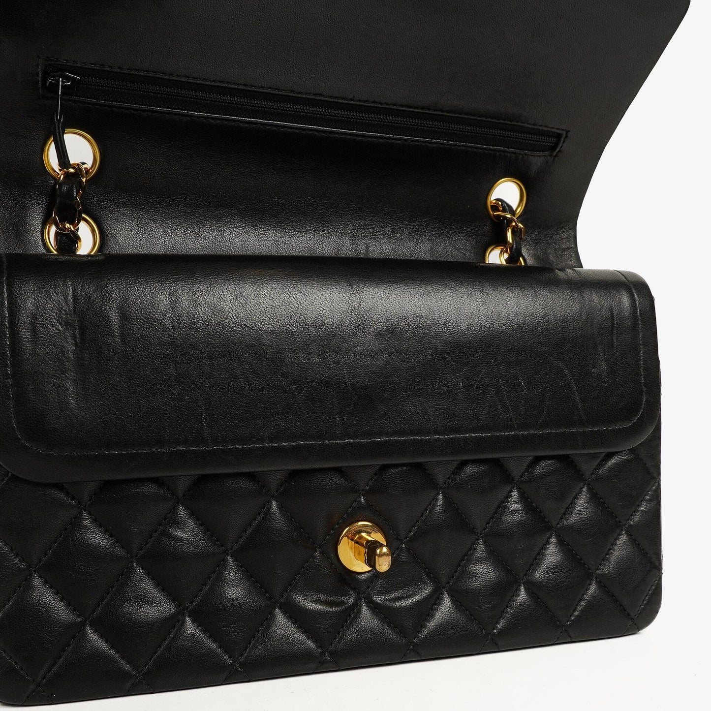 Chanel Mittelgroße Classic Double Flap Tasche aus gestepptem Lammleder in Schwarz mit 24K-vergoldeten Beschlägen