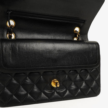Chanel Mittelgroße Classic Double Flap Tasche aus gestepptem Lammleder in Schwarz mit 24K-vergoldeten Beschlägen