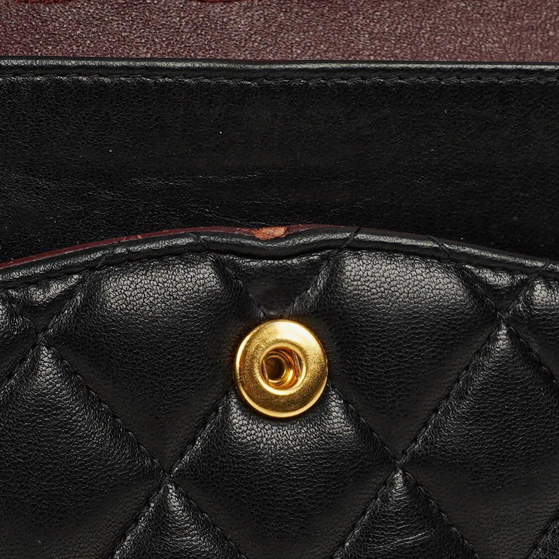 Chanel Mittelgroße Classic Double Flap Tasche aus gestepptem Lammleder in Schwarz mit 24K-vergoldeten Beschlägen
