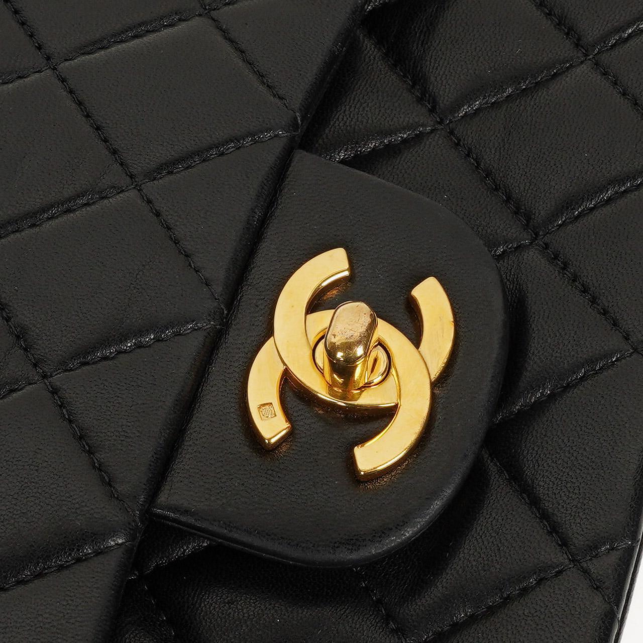 Chanel Mittelgroße Classic Double Flap Tasche aus gestepptem Lammleder in Schwarz mit 24K-vergoldeten Beschlägen