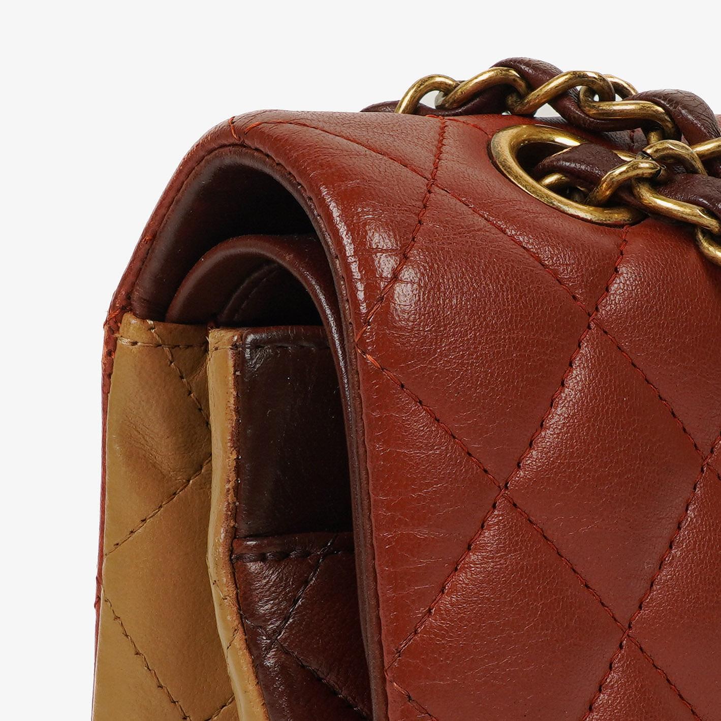 Chanel Mittelgroße Classic Double Flap Tasche aus gestepptem Lammleder in Braun/Mehrfarbig mit antikgoldfarbenen Beschlägen