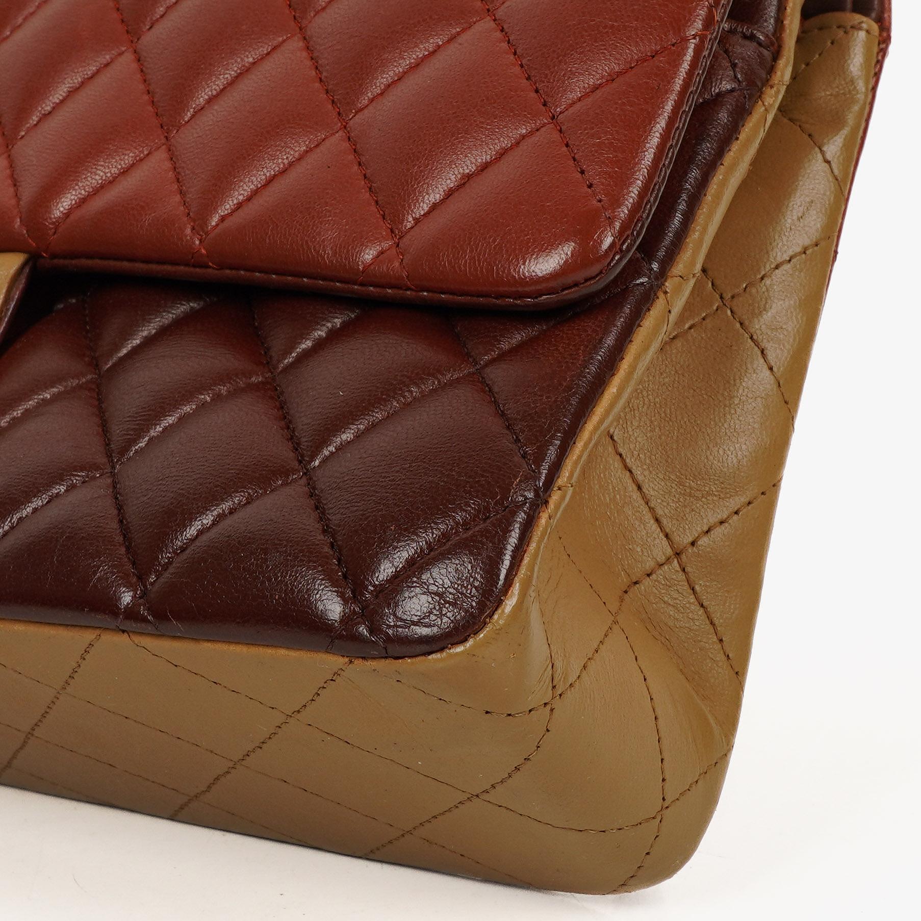Chanel Mittelgroße Classic Double Flap Tasche aus gestepptem Lammleder in Braun/Mehrfarbig mit antikgoldfarbenen Beschlägen