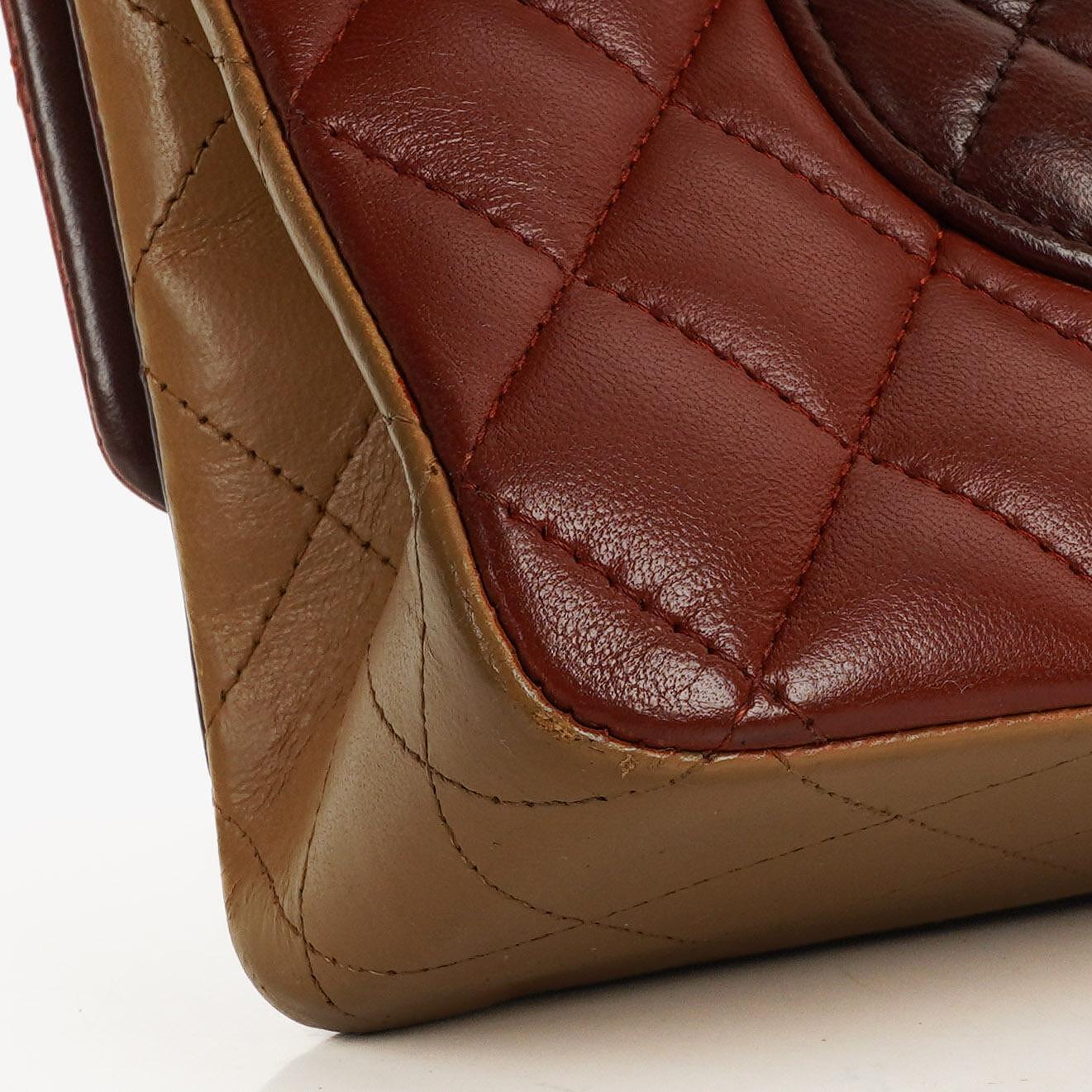 Chanel Mittelgroße Classic Double Flap Tasche aus gestepptem Lammleder in Braun/Mehrfarbig mit antikgoldfarbenen Beschlägen