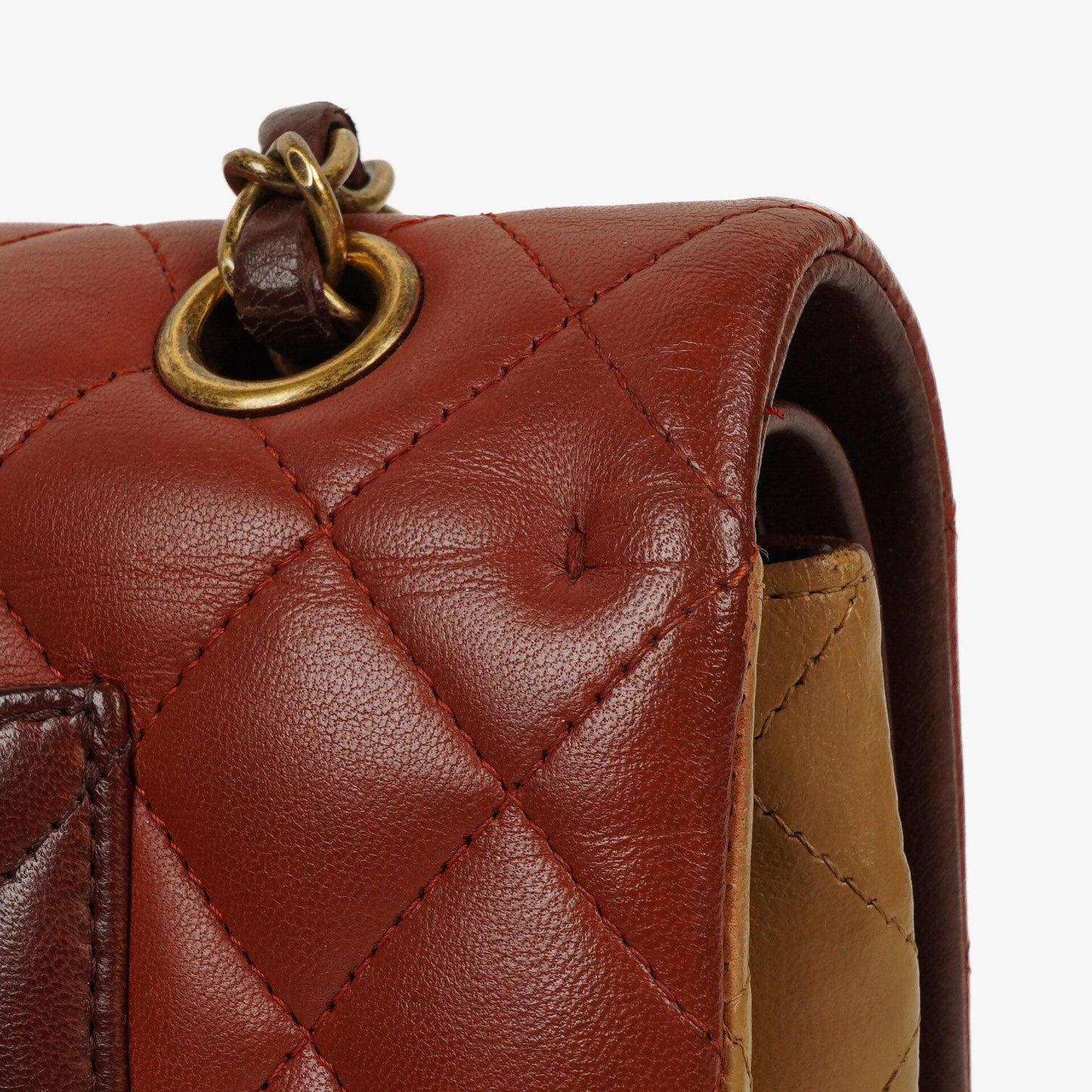 Chanel Mittelgroße Classic Double Flap Tasche aus gestepptem Lammleder in Braun/Mehrfarbig mit antikgoldfarbenen Beschlägen
