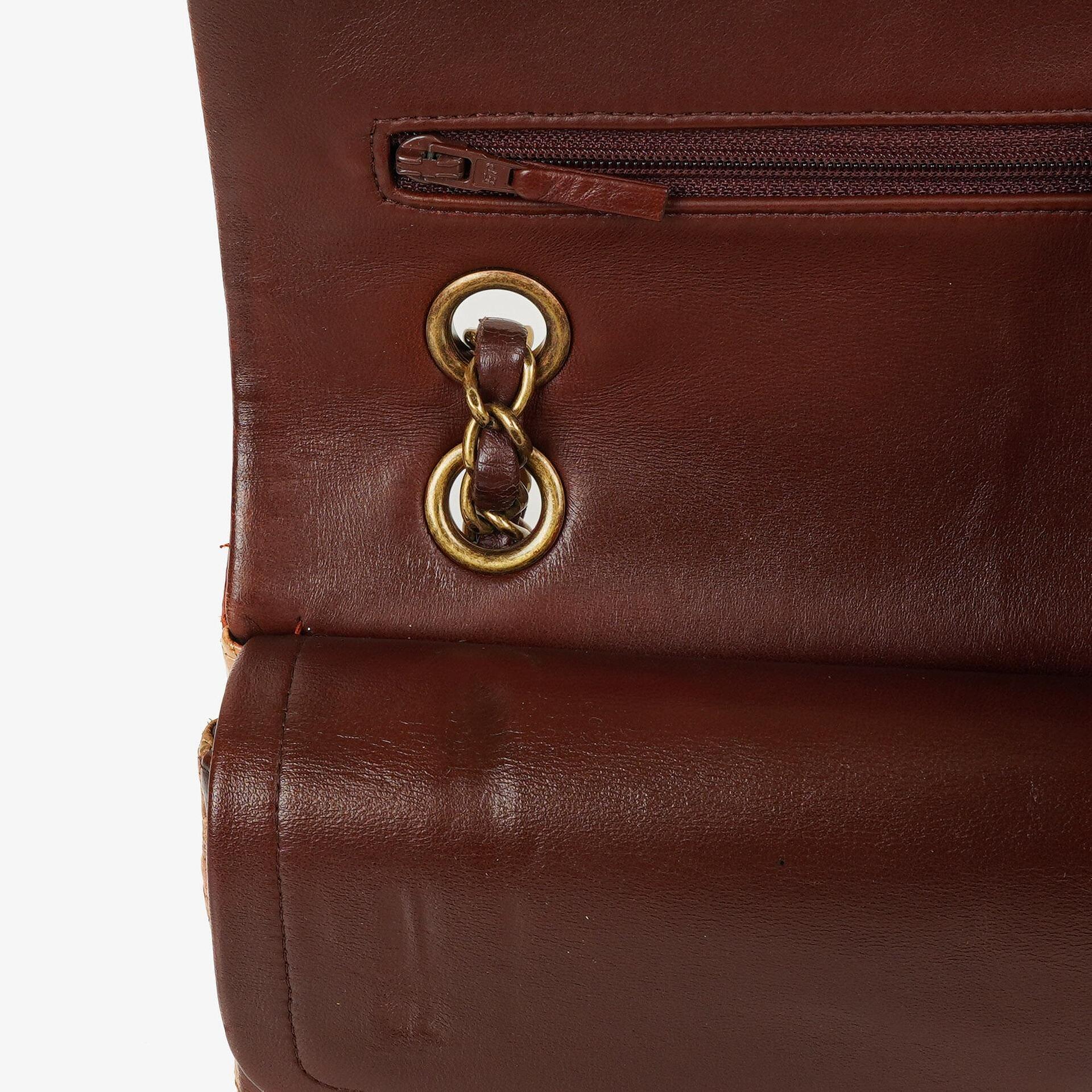 Chanel Mittelgroße Classic Double Flap Tasche aus gestepptem Lammleder in Braun/Mehrfarbig mit antikgoldfarbenen Beschlägen