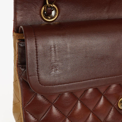 Chanel Mittelgroße Classic Double Flap Tasche aus gestepptem Lammleder in Braun/Mehrfarbig mit antikgoldfarbenen Beschlägen